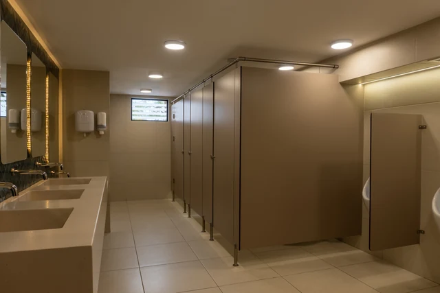 Baños USFQ: vista del espacio 3